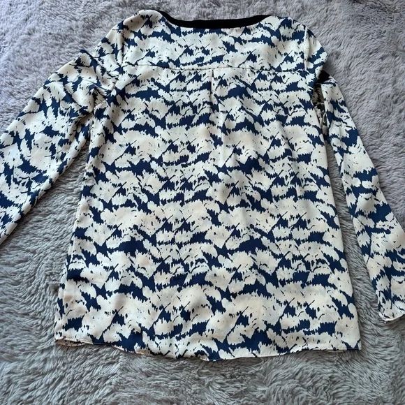 ⭐️⭐️⭐️DKNYC blue and cream abstract print blouse size Small - Picture 8 of 8